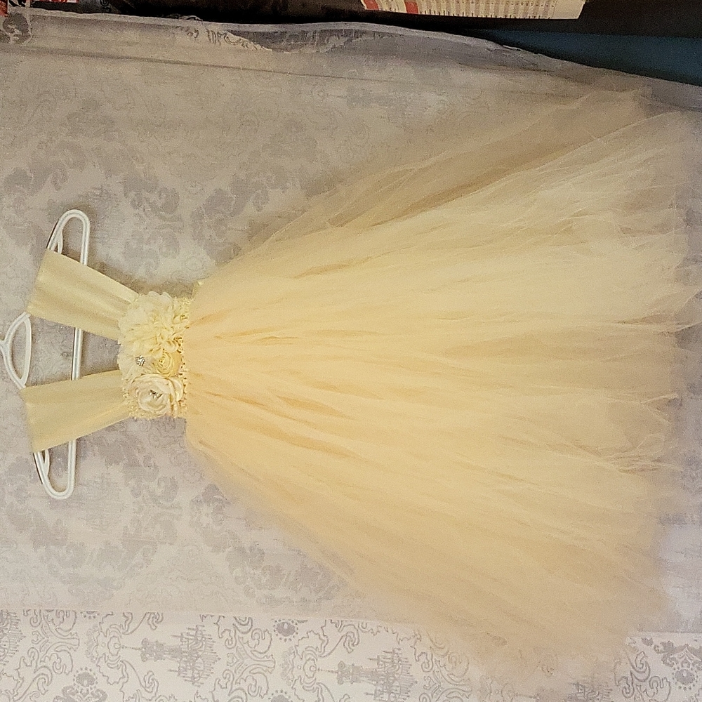 NWOT JOLIJOLIES Girl Dress Flower Girl Tulle Dress Crochet Flower  Size 4/5